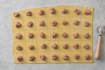 Tortellini in Brodo, step 3: shaping the tortellini