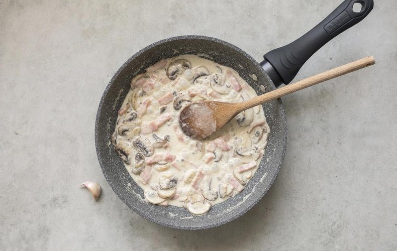 Tortellini with Cream, Ham and Mushrooms, step 2: mushrooms, ham and cream cooking in a skillet