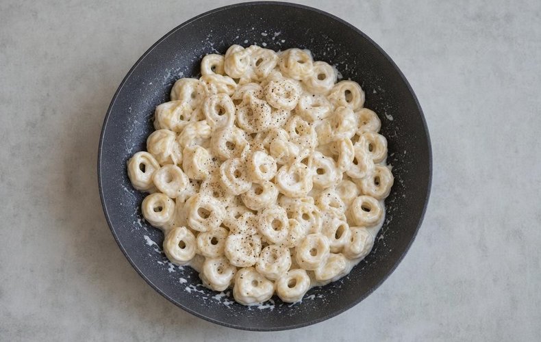 Tortellini with Parmigiano Cream, step 4: tortellini in the Parmigiano cream in a skillet