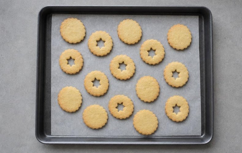 Tyrolean Jam Cookies, step 5: golden cookies just out of the oven