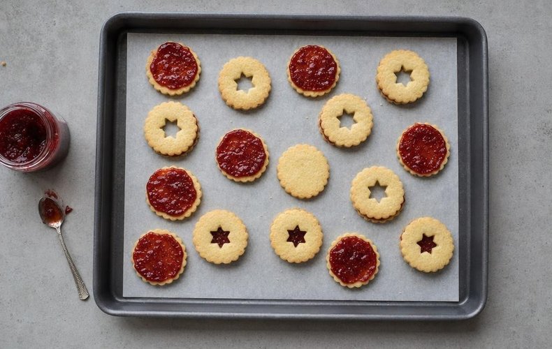Tyrolean Jam Cookies, step 6: whole cookies spread with jam and covered with the cut-out tops
