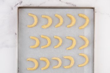 Making Vanillekipferl, photo 10