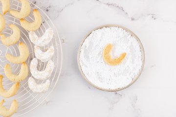 Making Vanillekipferl, photo 11