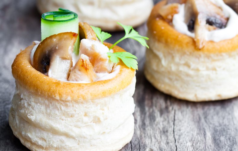 Vol-au-vent filled with mushrooms and zucchini