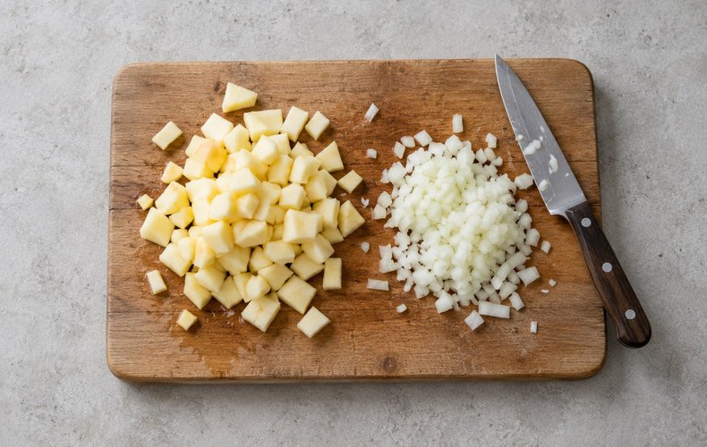 Whole wheat lasagna with apples and gorgonzola, step 1: dicing the apples and chopping the onions
