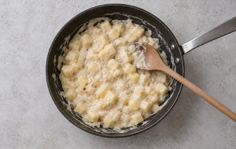 Whole wheat lasagna with apples and gorgonzola, step 3: stirring the béchamel into the apples