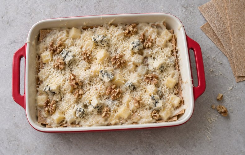 Whole wheat lasagna with apples and gorgonzola, step 5: layering Parmigiano, gorgonzola, and walnuts