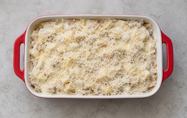 Whole wheat lasagna with apples and gorgonzola, step 6: topping with béchamel and Parmigiano
