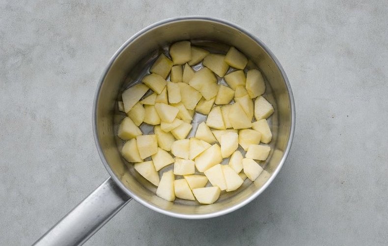 Zefir Christmas Trees, step 1: peeled apple pieces in a pot with a little water