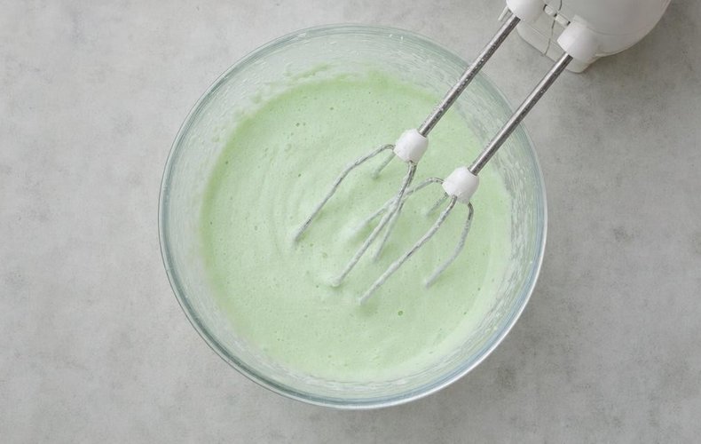Zefir Christmas Trees, step 4: apple puree, egg white and green coloring beaten until fluffy